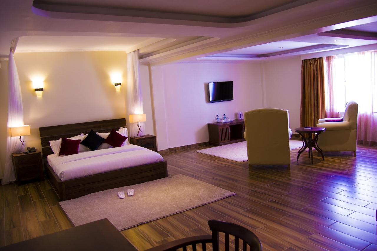 The Vic Hotel كيزيمو الغرفة الصورة