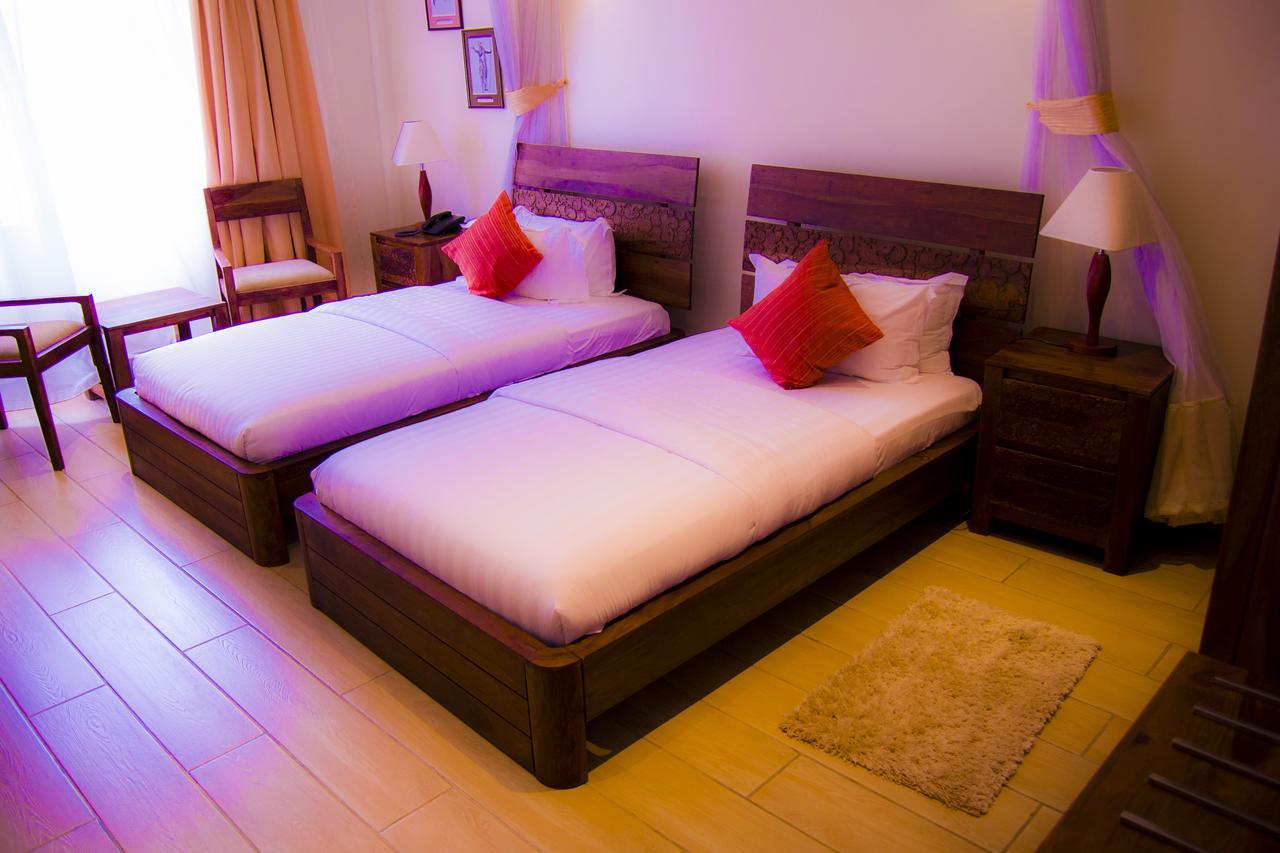 The Vic Hotel كيزيمو الغرفة الصورة
