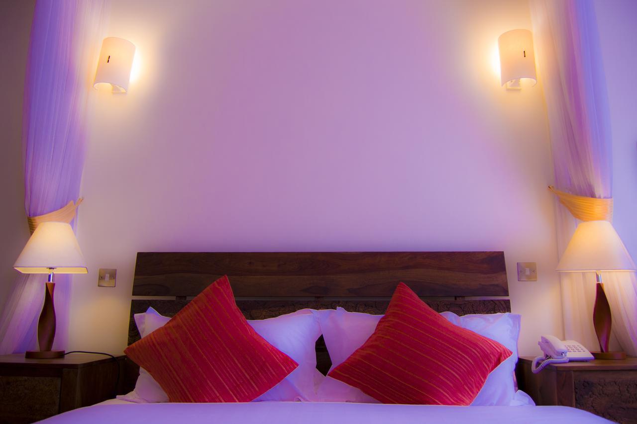The Vic Hotel كيزيمو الغرفة الصورة